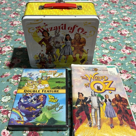 The Wizard of Oz! Lunchbox, DVD, & VHS! Movies are sealed. Excellent condition💫 - Picture 16 of 16